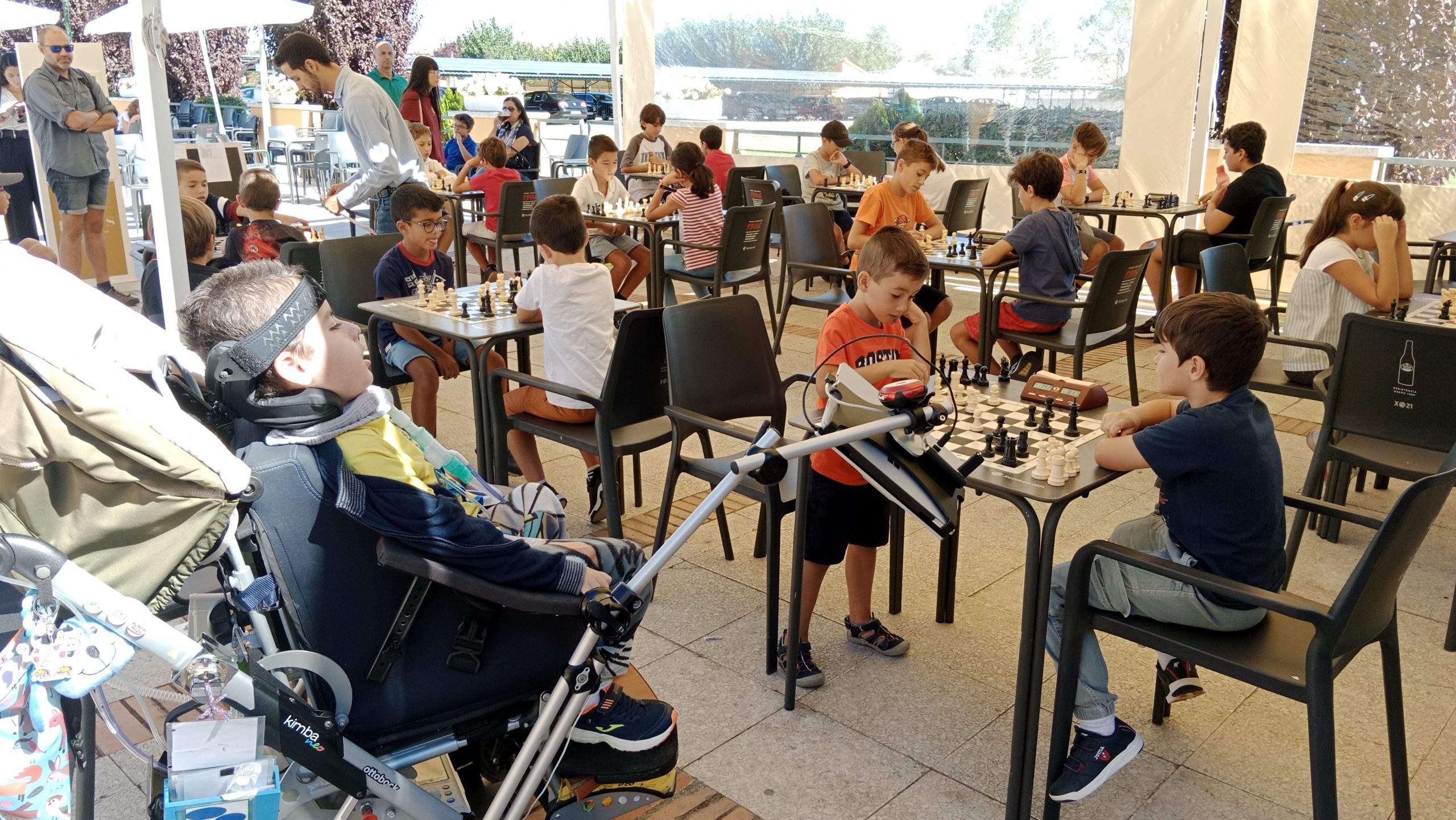 Leo asiste a un torneo de ajedrez con otros niños de su edad.