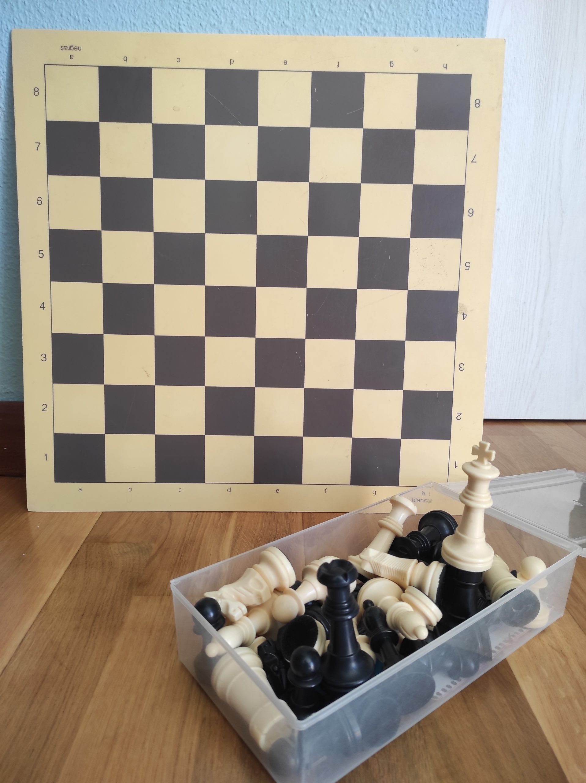 Tablero y piezas convencionales de ajedrez