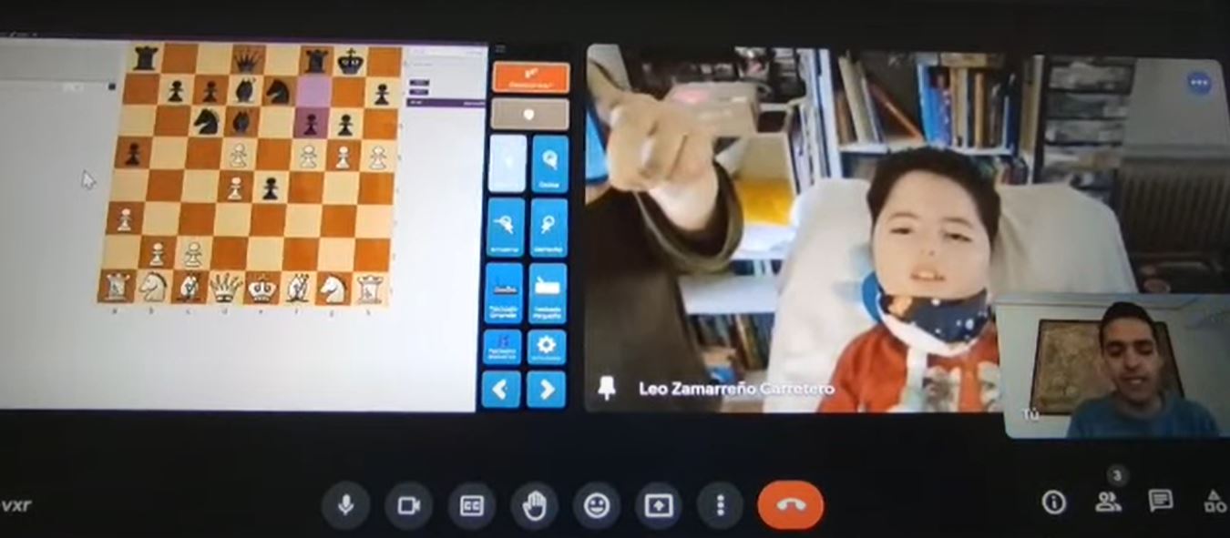 Fotografía al comunicador de Leo mientras juega una partida de ajedrez online con su profesor Carlos