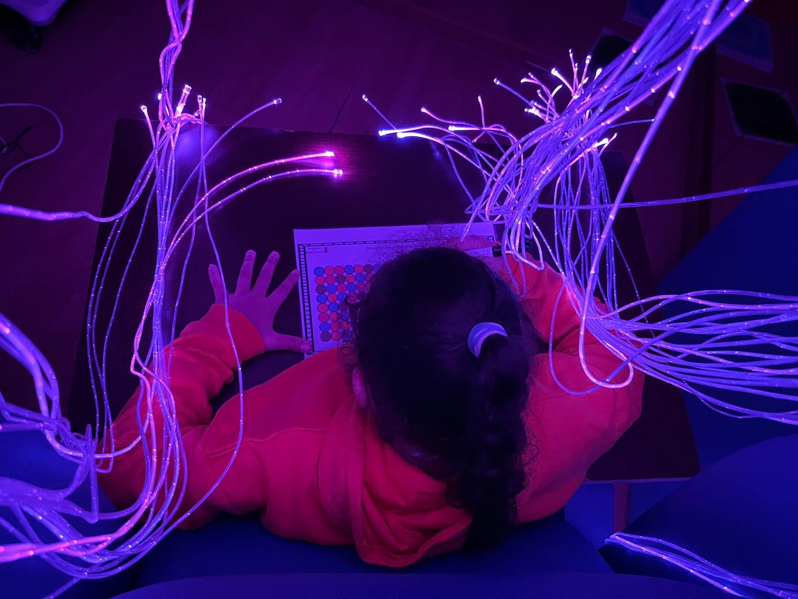 Elementos de integración sensorial en una sala multisensorial para favorecer la calma