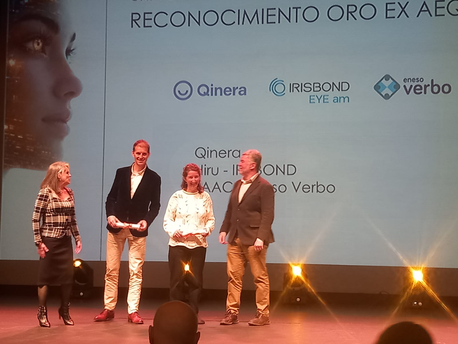 Nair recogiendo el galardón de Qinera