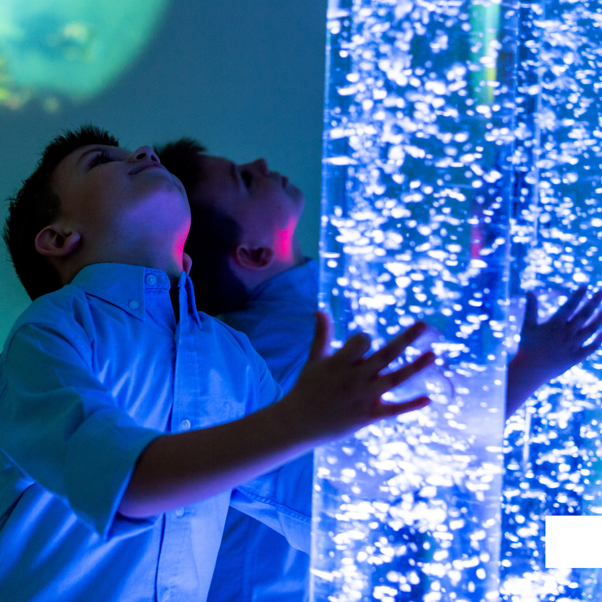 Persona con autismo en una sala multisensorial regulando estímulos del entorno