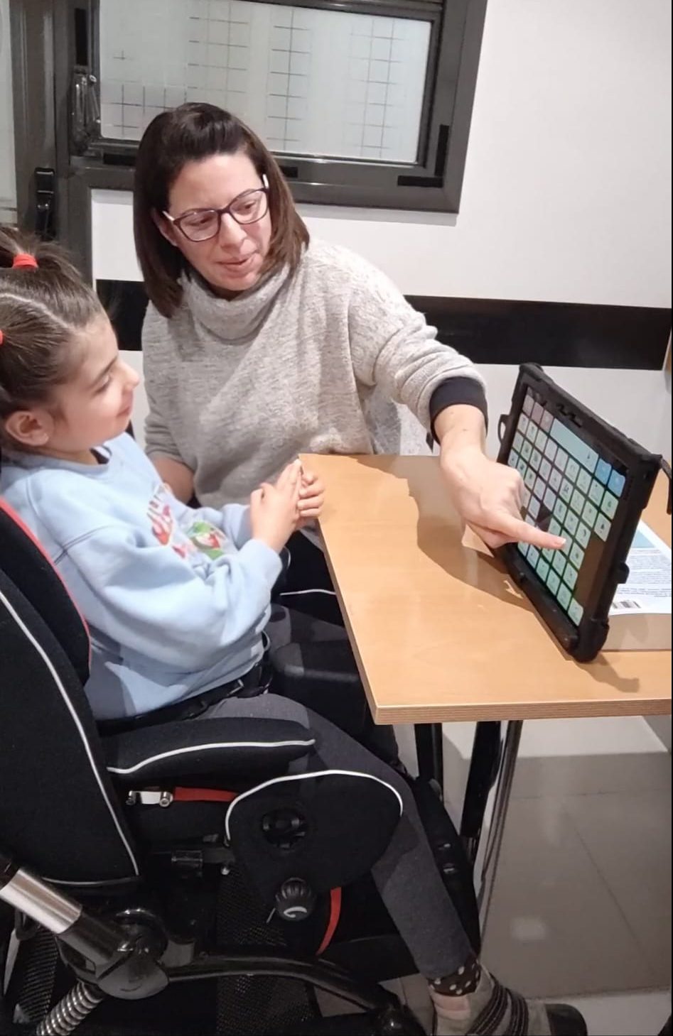 Patricia con su madre Soraya modelando en el comunicador